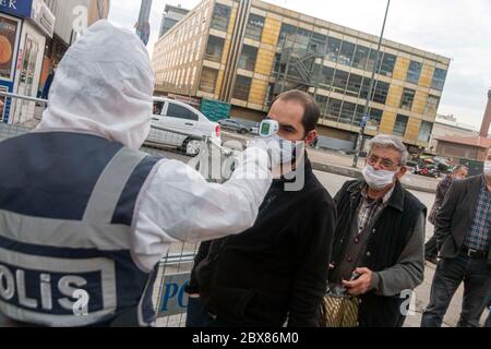 Ankara, Türkei. April 2020. Ein Polizist trägt Schutzausrüstung führen Kontrolle Temperatur Körpergröße durch die Einhaltung der sozialen Distanz Regel inmitten der Sorge COVID-19. In Ankara, Türkei, am 28. Mai 2020. (Foto: Tunahan Turhan/INA Photo Agency/Sipa USA) Quelle: SIPA USA/Alamy Live News Stockfoto