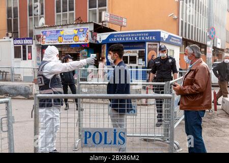 Ankara, Türkei. April 2020. Ein Polizist trägt Schutzausrüstung führen Kontrolle Temperatur Körpergröße durch die Einhaltung der sozialen Distanz Regel inmitten der Sorge COVID-19. In Ankara, Türkei, am 28. Mai 2020. (Foto: Tunahan Turhan/INA Photo Agency/Sipa USA) Quelle: SIPA USA/Alamy Live News Stockfoto