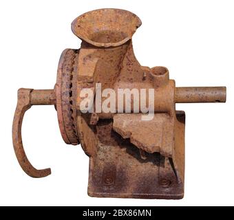 Vintage rostig manuelle Maschine zum Mahlen von Kaffeebohnen und Getreide auf weiß isoliert Stockfoto