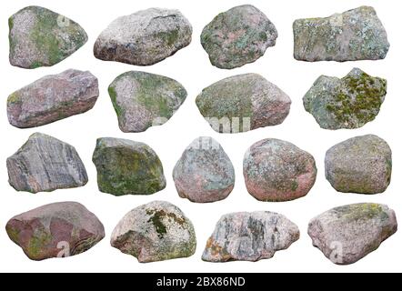 Große Granitfelsen mit Moos mit Flechten und Gras bewachsen. Isoliert auf weißem Set Stockfoto