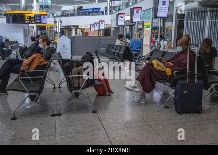 Reisende warten auf die Reise aus Heathrow, bevor die Quarantäne-Beschränkungen eingeführt werden und die Rückkehrer müssen sich für zwei Wochen selbst isolieren. Stockfoto