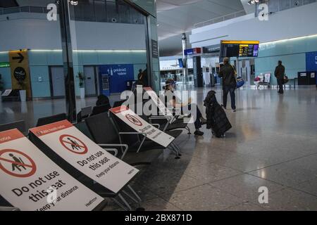 Reisende warten auf die Reise aus Heathrow, bevor die Quarantäne-Beschränkungen eingeführt werden und die Rückkehrer müssen sich für zwei Wochen selbst isolieren. Stockfoto