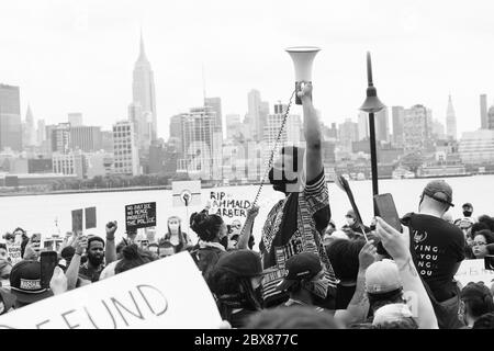 Hoboken, New Jersey / USA - 5. Juni 2020: Schwarze Leben sind wichtig friedliche Proteste in Hoboken, New Jersey, um sich gegen Anti-Rassismus, Polizeibrutalität und f zu engagieren Stockfoto