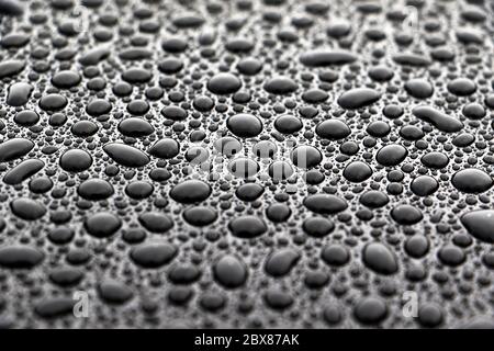 Nahaufnahme von Tausenden von Perlen Wassertropfen auf Auto-Fahrzeug Stockfoto