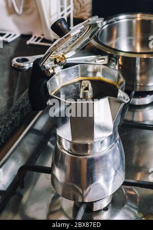 Moka Kaffeekanne auf einem Gasherd (Selective Focus) Stockfoto