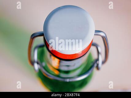 Leere Bierglasflaschen mit Drehscheibe - Nahaufnahme Stockfoto