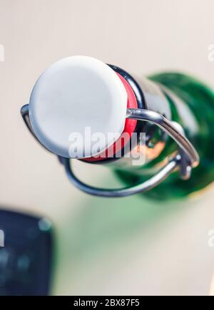 Leere Bierglasflaschen mit Schwenkverschluss - Nahaufnahme (geringe Schärfentiefe) Stockfoto