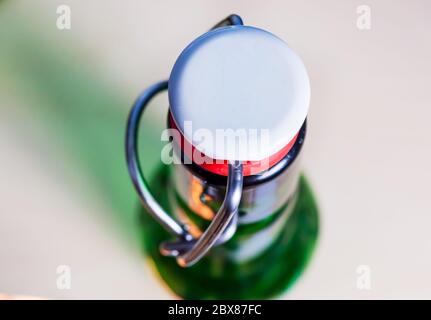 Leere Bierglasflaschen mit Schwenkverschluss - Nahaufnahme (geringe Schärfentiefe) Stockfoto