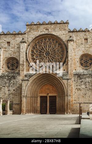 Eingang zum Kloster romanesque der SX in Sant Cugat del .Vallés - Provinz Barcelona, Katalonien, Spanien Stockfoto