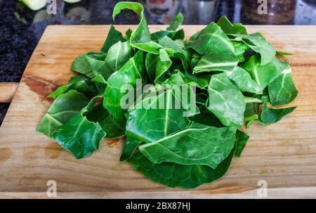 Bio-Mangold Blätter auf Holzgrund gehackt Stockfoto