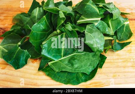 Bio-Mangold Blätter auf Holzgrund gehackt Stockfoto