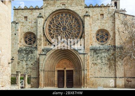 Eingang zum Kloster romanesque der SX in Sant Cugat del .Vallés - Provinz Barcelona, Katalonien, Spanien Stockfoto