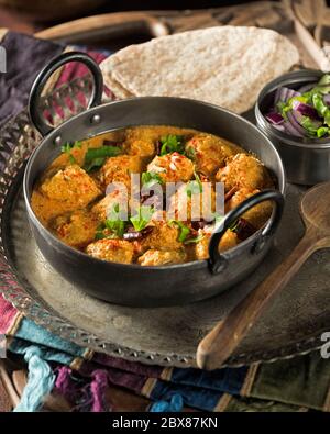 Rajasthani Gatta Curry. Grammmehlknödel in Joghurtsauce. Indische Küche Stockfoto