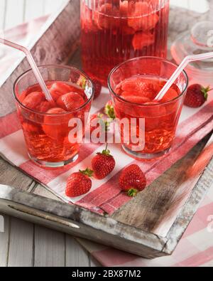 Erdbeer-Kompott. Kaltes polnisches und mitteleuropäisches Fruchtgetränk. Stockfoto