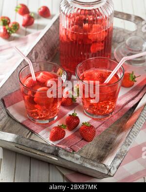 Erdbeer-Kompott. Kaltes polnisches und mitteleuropäisches Fruchtgetränk. Stockfoto