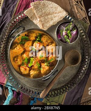 Rajasthani Gatta Curry. Grammmehlknödel in Joghurtsauce. Indische Küche Stockfoto