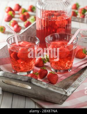 Erdbeer-Kompott. Kaltes polnisches und mitteleuropäisches Fruchtgetränk. Stockfoto