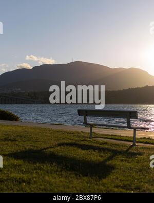 Sonnenuntergang hinter Mount Wellington von der anderen Seite des Derwent River in Hobart Tasmanien Australien aus gesehen Stockfoto