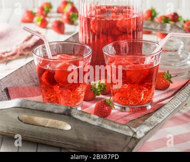 Erdbeer-Kompott. Kaltes polnisches und mitteleuropäisches Fruchtgetränk. Stockfoto