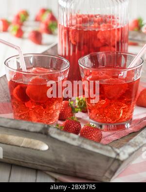 Erdbeer-Kompott. Kaltes polnisches und mitteleuropäisches Fruchtgetränk. Stockfoto