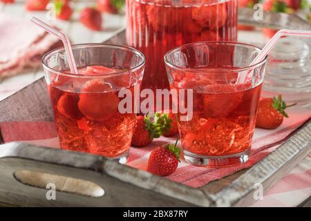 Erdbeer-Kompott. Kaltes polnisches und mitteleuropäisches Fruchtgetränk. Stockfoto