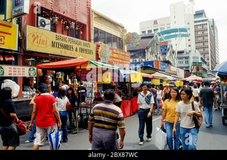 Kuala Lumpur, Malaysia. Belebte Straßen um Jalan Petaling im Chinatown-Viertel Stockfoto