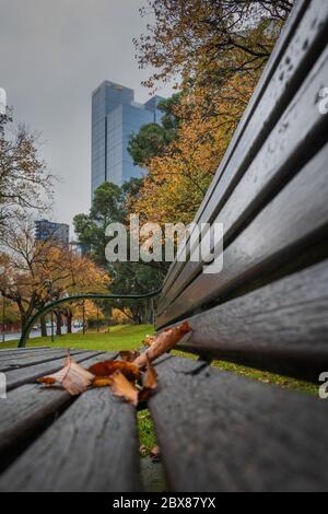 MELBOURNE, AUSTRALIEN - 23. Mai 2020: Hölzerne Park Strandbannel, die zum Gebäude in Melbourne, Australien führen. Stockfoto