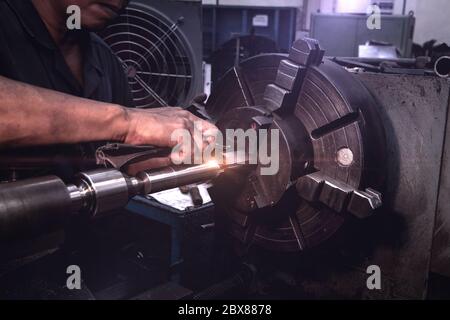 Professionelle Arbeiter machen den Fräsvorgang für Metallteile, Metallmaschinen in großen Industrieanlagen. Stockfoto