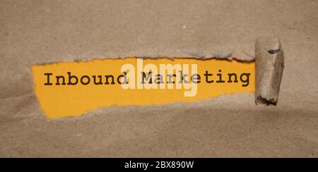 Inbound Marketing-Nachricht unter zerrissenem Papier geschrieben. Corywriting Storytelling Marketing-Konzept Stockfoto