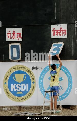 Kolhapur Fußball-Kultur ist ganz anders. Es ist eine jahrhundertealte Tradition des Fußballspiels zwischen lokalen Vereinen. Kolhapur hat den zweitältesten kommerziellen Fußballverein { Jamdar Club} in Indien registriert. Jetzt Tage kolhapur hat sechs Monate Saison des Fußballs gespielt unter mehr als 30 Clubs mit afrikanischen, nigerianischen Fußballspieler zusammen mit lokalen players.seasonal Meisterschaft beobachten eine harte Spielbrett. Spielkarten werden von Kindern, die sich für Fußball interessiert aktualisiert.Spielbrett mit Karten. Stockfoto