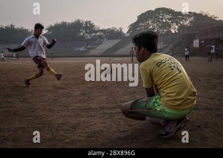 Kolhapur Fußball-Kultur ist ganz anders. Es ist eine jahrhundertealte Tradition des Fußballspiels zwischen lokalen Vereinen. Kolhapur hat den zweitältesten kommerziellen Fußballverein { Jamdar Club} in Indien registriert. Jetzt hat Days kolhapur sechs Monate Saison des Fußballs gespielt unter mehr als 30 Vereine mit afrikanischen, nigerianischen Fußballspieler zusammen mit lokalen Spielern. Schulkinder spielen gerne Fußball. Es gibt private Coaching für Fußball. Schulkinder lernen am Wochenende Fußball. Stockfoto