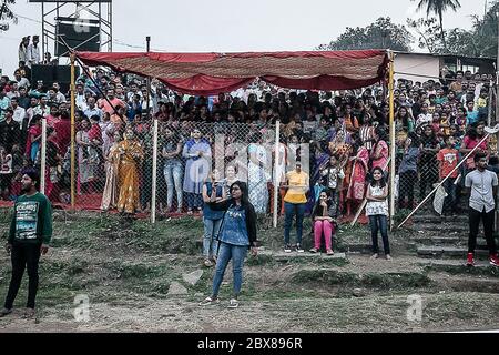 Kolhapur Fußball-Kultur ist ganz anders. Es ist eine jahrhundertealte Tradition des Fußballspiels zwischen lokalen Vereinen. Kolhapur hat den zweitältesten kommerziellen Fußballverein { Jamdar Club} in Indien registriert. Jetzt hat Days kolhapur sechs Monate Saison des Fußballs gespielt unter mehr als 30 Vereine mit afrikanischen, nigerianischen Fußballspieler zusammen mit lokalen Spielern. Nicht nur Jungen und Männer ergänzen Fußballmeisterschaften, aber Frauen Publikum ist aktiv Zeuge der ganzen Saison. Spezielle Anordnung ist für Frauen Publikum in Boden gemacht. Die aktive Unterstützung des weiblichen Publikums heiter den Geist des Fußballs auf. Stockfoto