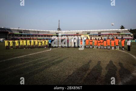 Kolhapur Fußball-Kultur ist ganz anders. Es ist eine jahrhundertealte Tradition des Fußballspiels zwischen lokalen Vereinen. Kolhapur hat den zweitältesten kommerziellen Fußballverein { Jamdar Club} in Indien registriert. Jetzt Tage kolhapur hat sechs Monate Saison des Fußballs gespielt unter mehr als 30 Vereine mit afrikanischen, nigerianischen Fußballspieler zusammen mit lokalen Spielern.jedes Jahr Celebrity Spiele sind Teil der Meisterschaft, die Atmosphäre gesund hält. Regierungsbeamte versus politische Führer war Höhepunkt des Jahres 2018. Stockfoto