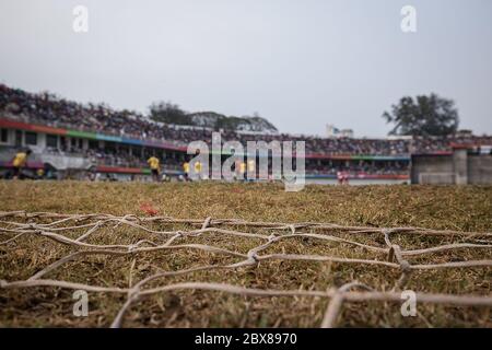 Kolhapur Fußball-Kultur ist ganz anders. Es ist eine jahrhundertealte Tradition des Fußballspiels zwischen lokalen Vereinen. Kolhapur hat den zweitältesten kommerziellen Fußballverein { Jamdar Club} in Indien registriert. Jetzt hat Days kolhapur sechs Monate Saison des Fußballs gespielt unter mehr als 30 Vereine mit afrikanischen, nigerianischen Fußballspieler zusammen mit lokalen Spielern. Jetzt beobachtet days kolhapur häufig Zusammenstöße zwischen Teams. Dieses hinweisende Bild zeigt das Netz der Torpfosten und das umwickelte Spiel des Fußballs. Stockfoto