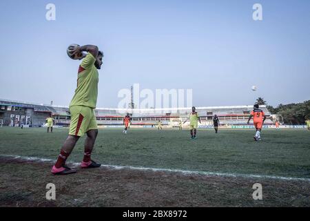 Kolhapur Fußball-Kultur ist ganz anders. Es ist eine jahrhundertealte Tradition des Fußballspiels zwischen lokalen Vereinen. Kolhapur hat den zweitältesten kommerziellen Fußballverein { Jamdar Club} in Indien registriert. Jetzt Days kolhapur hat sechs Monate Saison des Fußballs gespielt in mehr als 30 Clubs mit afrikanischen, nigerianischen Fußballspieler zusammen mit lokalen Spielern.Celebraty Spiele sind Teil der Fußball-Förderung in der Stadt. Jedes Jahr wird es organisiert, um die Atmosphäre gesund zu halten. Regierungsbeamte gegen polotische Führer und ihre Kinder wurde 2018 organisiert. Stockfoto