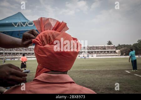 Kolhapur Fußball-Kultur ist ganz anders. Es ist eine jahrhundertealte Tradition des Fußballspiels zwischen lokalen Vereinen. Kolhapur hat den zweitältesten kommerziellen Fußballverein { Jamdar Club} in Indien registriert. Jetzt hat Days kolhapur sechs Monate Saison des Fußballs gespielt unter mehr als 30 Vereine mit afrikanischen, nigerianischen Fußballspieler zusammen mit lokalen Spielern. Kolhapur hat einen einzigartigen Stil von Turbanen, die Einzigartigkeit resubiert mit Fußball spielen. Fußball und kolhapuri feta {Turban}. Stockfoto