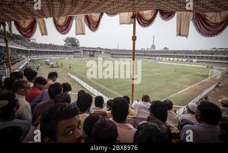 Kolhapur Fußball-Kultur ist ganz anders. Es ist eine jahrhundertealte Tradition des Fußballspiels zwischen lokalen Vereinen. Kolhapur hat den zweitältesten kommerziellen Fußballverein { Jamdar Club} in Indien registriert. Jetzt Tage kolhapur hat sechs Monate Saison des Fußballs gespielt unter mehr als 30 Vereine mit afrikanischen, nigerianischen Fußballspieler zusammen mit lokalen Spielern. Dies ist Szene aus einem Spiel erleben ein hausvolles Stadion von zwanzigtausend Publikum. Stockfoto