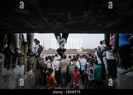 Kolhapur Fußball-Kultur ist ganz anders. Es ist eine jahrhundertealte Tradition des Fußballspiels zwischen lokalen Vereinen. Kolhapur hat den zweitältesten kommerziellen Fußballverein { Jamdar Club} in Indien registriert. Jetzt hat Days kolhapur sechs Monate Saison des Fußballs gespielt unter mehr als 30 Vereine mit afrikanischen, nigerianischen Fußballspieler zusammen mit lokalen Spielern. Die meiste Zeit wird das Stadion housfull. Bei traditionellen Spielen oder Finals der Riverl-Mannschaft wurde oft überfüllt. Von innen gesehen das Stadion. Stockfoto