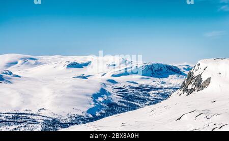 Blick von der schwedischen Seite (Atoklinten Berg) auf die norwegische Seite der Winterberge - sich aufgeregt fühlen durch den Blick auf die schönen Berge und die nördliche Natur. Ab Stockfoto