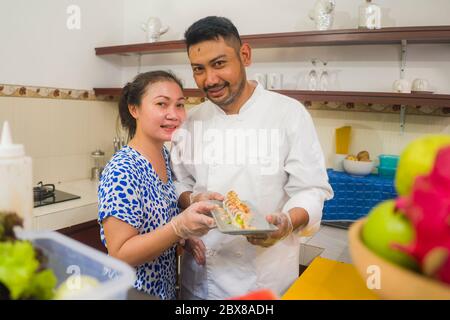 Happy Asian cooking coupther - Home Küche Lifestyle Portrait of Chinese fröhlich und süß Mann und Frau, die köstliche traditionelle Jap Stockfoto