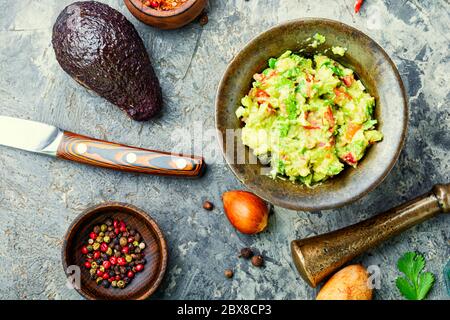 Traditionelle mexikanische Sauce Guacamole oder Avocado-Sauce im Mörser Stockfoto