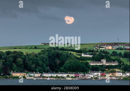 Courtmacsherry, Cork, Irland. Juni 2020. Ein Vollmond endet, wenn das Licht am frühen Morgen das malerische Dorf Courmacsherry, County Cork, Irland, erhellt. - Credit; David Creedon / Alamy Live News Stockfoto