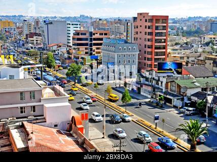 Luftaufnahme des Verkehrs im Geschäftsviertel von Quito, de los Shyris Avenue, Ecuador Stockfoto