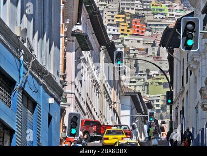 Verkehr in der engen Straße des historischen Viertels von Quito, Equador Stockfoto