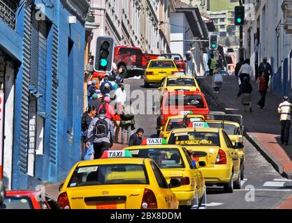 Verkehr in der engen Straße des historischen Viertels von Quito, Equador Stockfoto