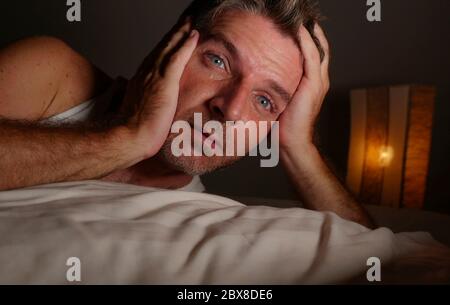 Nahaufnahme Gesicht Porträt von schlaflos und wach attraktiven Mann mit weit geöffneten Augen in der Nacht auf dem Bett liegend leiden Schlaflosigkeit Schlafstörung versuchen zu versuchen Stockfoto