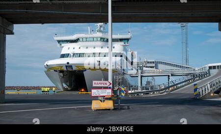 Die Gotlandfähre im Hafen von Visby. Gotland ist die größte schwedische Insel in der Ostsee und ein beliebtes Touristenziel. Stockfoto