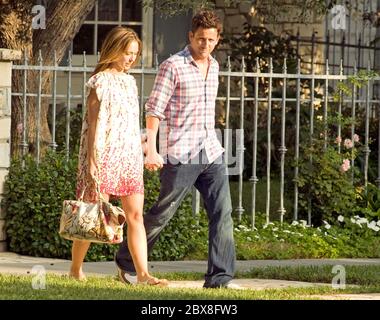 Jennifer Love Hewitt und ihr Verlobter Ross McCall sehen dem glücklichen Paar beim Spaziergang im kalifornischen Touca Lake zu. Jennifer sah süß in ihrem Sommerkleid aus und sie griff am 13 2008. September fest an die Hand ihres Verlobten. Stockfoto