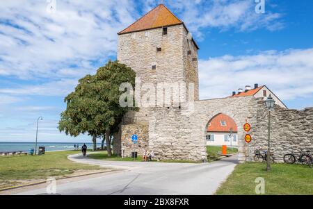 Visby mit seiner berühmten Stadtmauer und dem Gunpowder Tower aus dem 13. Jahrhundert ist ein UNESCO-Weltkulturerbe auf Gotland in Schweden. Stockfoto