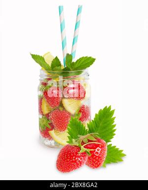 Erdbeer Limonade mit Zitronenscheiben. Getränk im Glas. Hausgemachte Limonade auf weißem Hintergrund. Getränke für eine Partei. Stockfoto